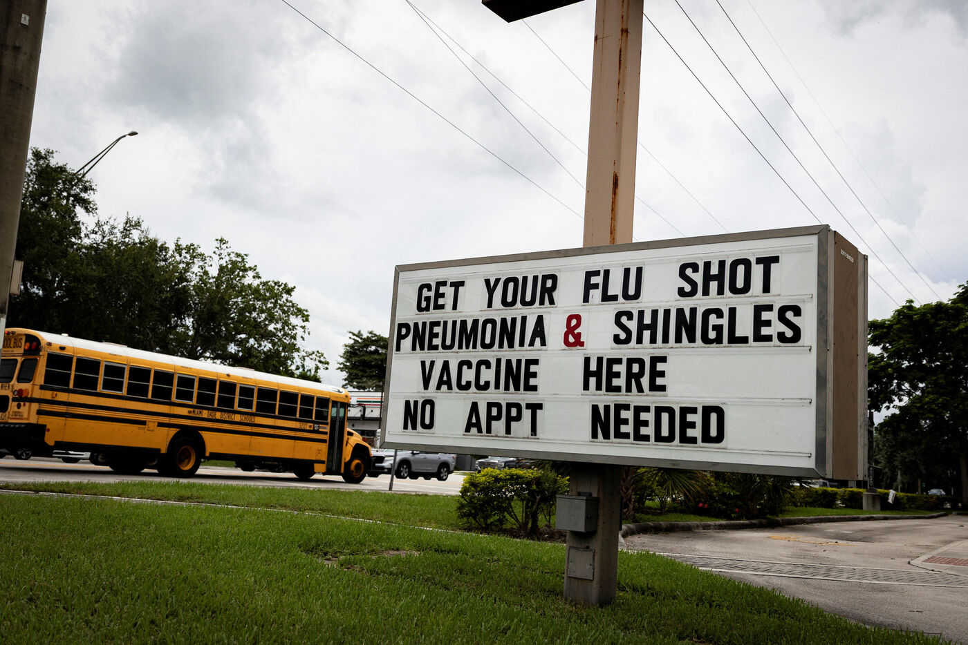 Miami (Floride, Etats-Unis), jeudi 4 septembre. Le panneau d'une pharmacie incitant à se faire vacciner, notamment contre la grippe. Reuters/Marco Bello