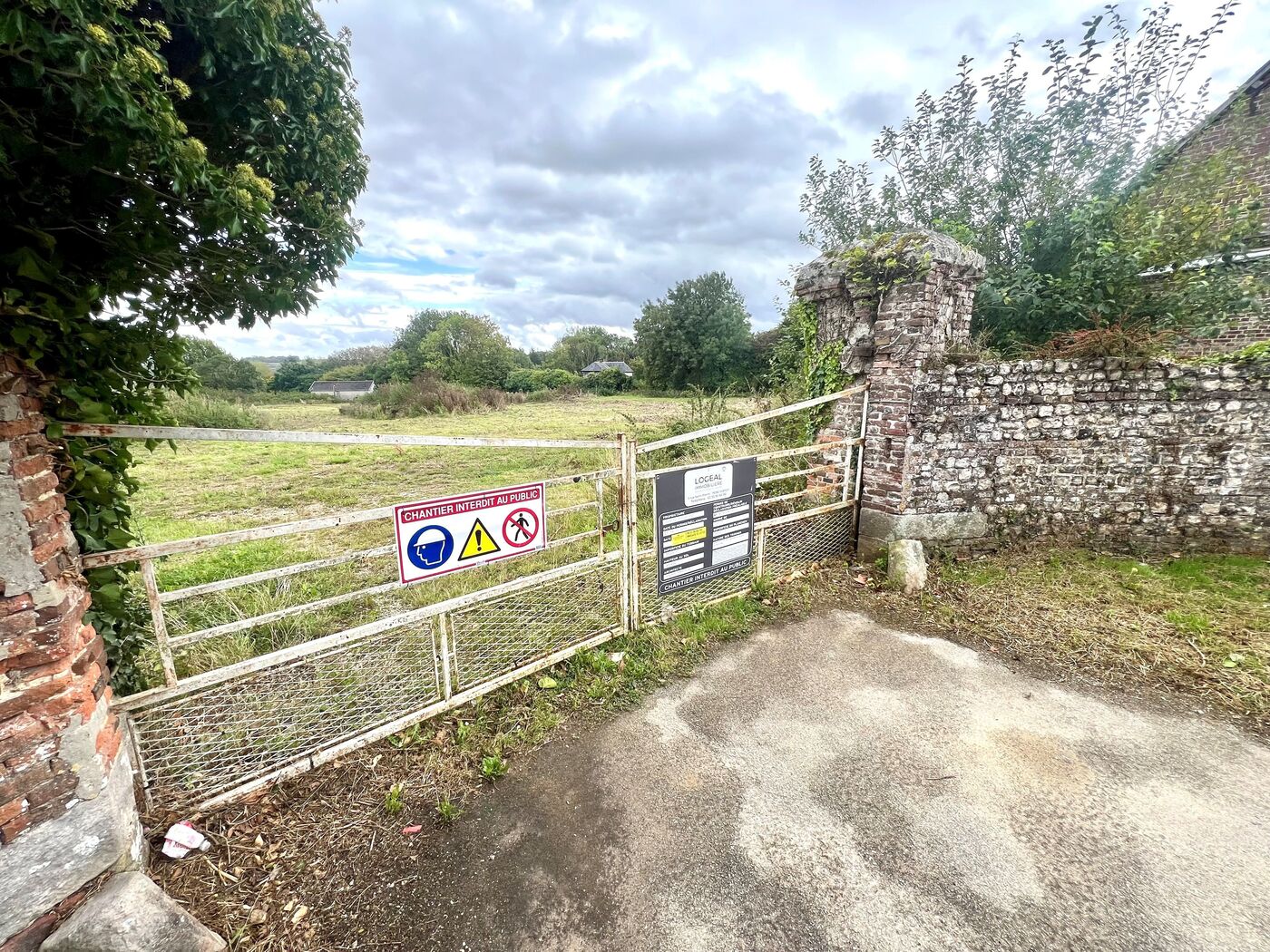 Les riverains de la rue Fromager, à Dieppe (Seine-Maritime), vont s'opposer à la construction d'immeubles sur ce terrain devant le tribunal administratif de Rouen. #PRESSE30