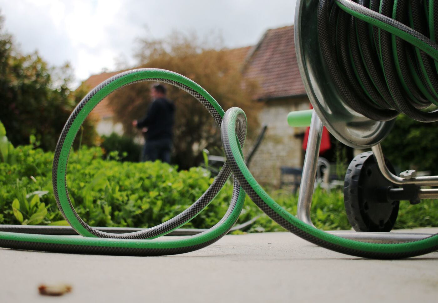 La petite fille, qui avait apparemment oublié ses clés, a tenté de rentrer chez elle en utilisant un tuyau d'arrosage (Illustration). LP/Julien Barbare
