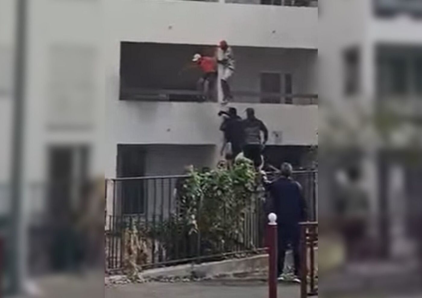 Beauvais (Oise), dimanche 7 septembre. Plusieurs jeunes sont venus en aide à une femme coincée dans son appartement en feu. Capture d'écran vidéo Facebook