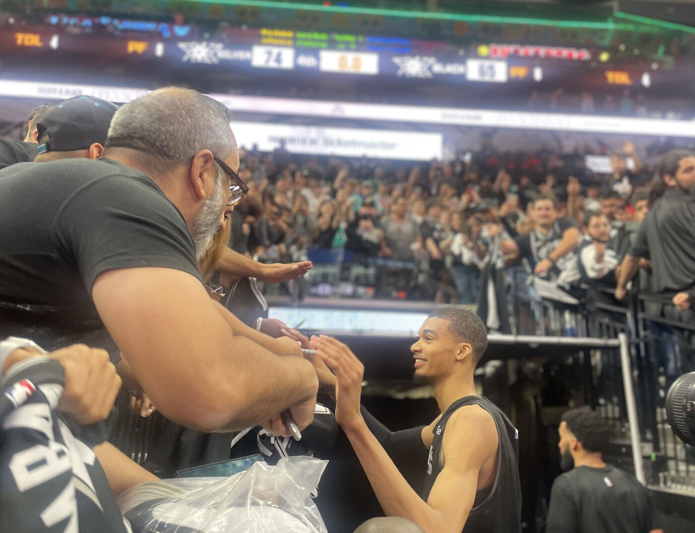 Victor Wembanyama, le basketteur français des San Antonio Spurs, veut s'inspirer de l'ambiance au Parc des Princes, pour les matchs de football du PSG, pour créer l'ambiance au cours des rencontres NBA. LP/Vincent Pialat