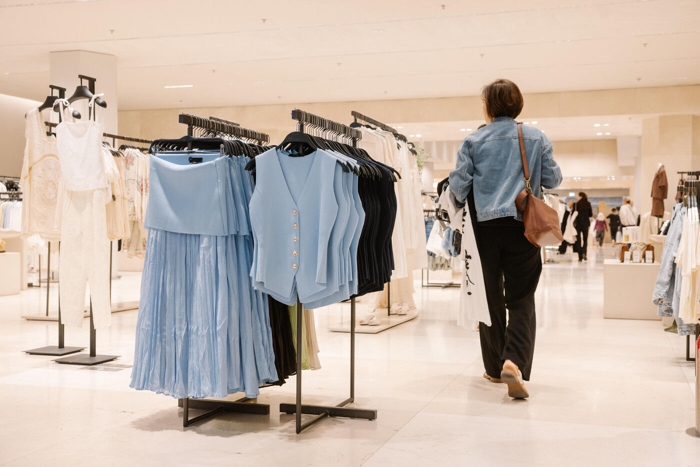 L’affichage du score environnemental des vêtements est déjà visible sur certains sites Internet. Dans les magasins, l'Ecobalyse fera son apparition progressivement à partir du 1er octobre (Illustration). LP/Arnaud Dumontier